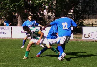 El capitan Toro marcado muy de cerca por la defensa del Binaced